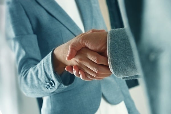 De Intercambiar Emails a Conocerse- La guía de protocolo empresarial en el mundo
